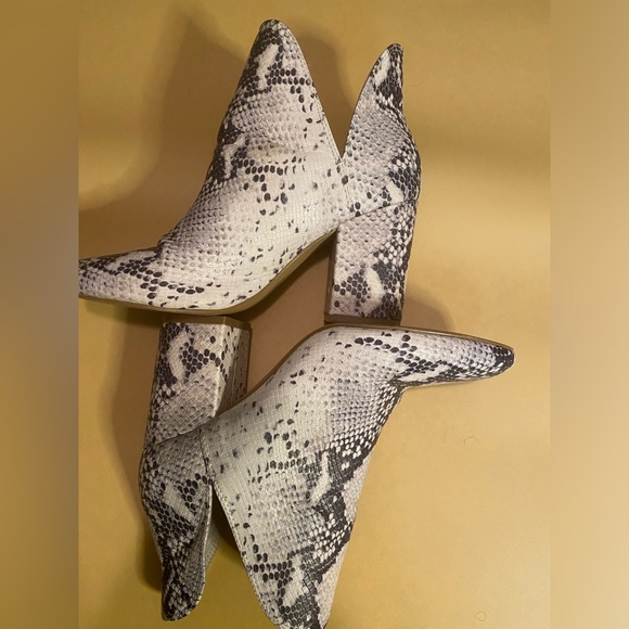 Steve Madden Rookie Bootie snake print in an 8.5 side cut out design slip on - Picture 9 of 12